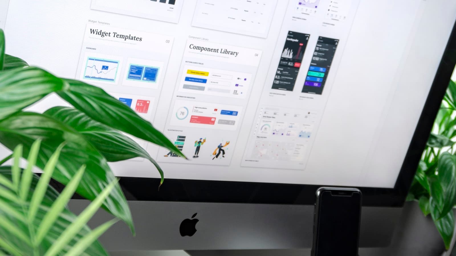 Programer piše kod za web stranicu na laptopu