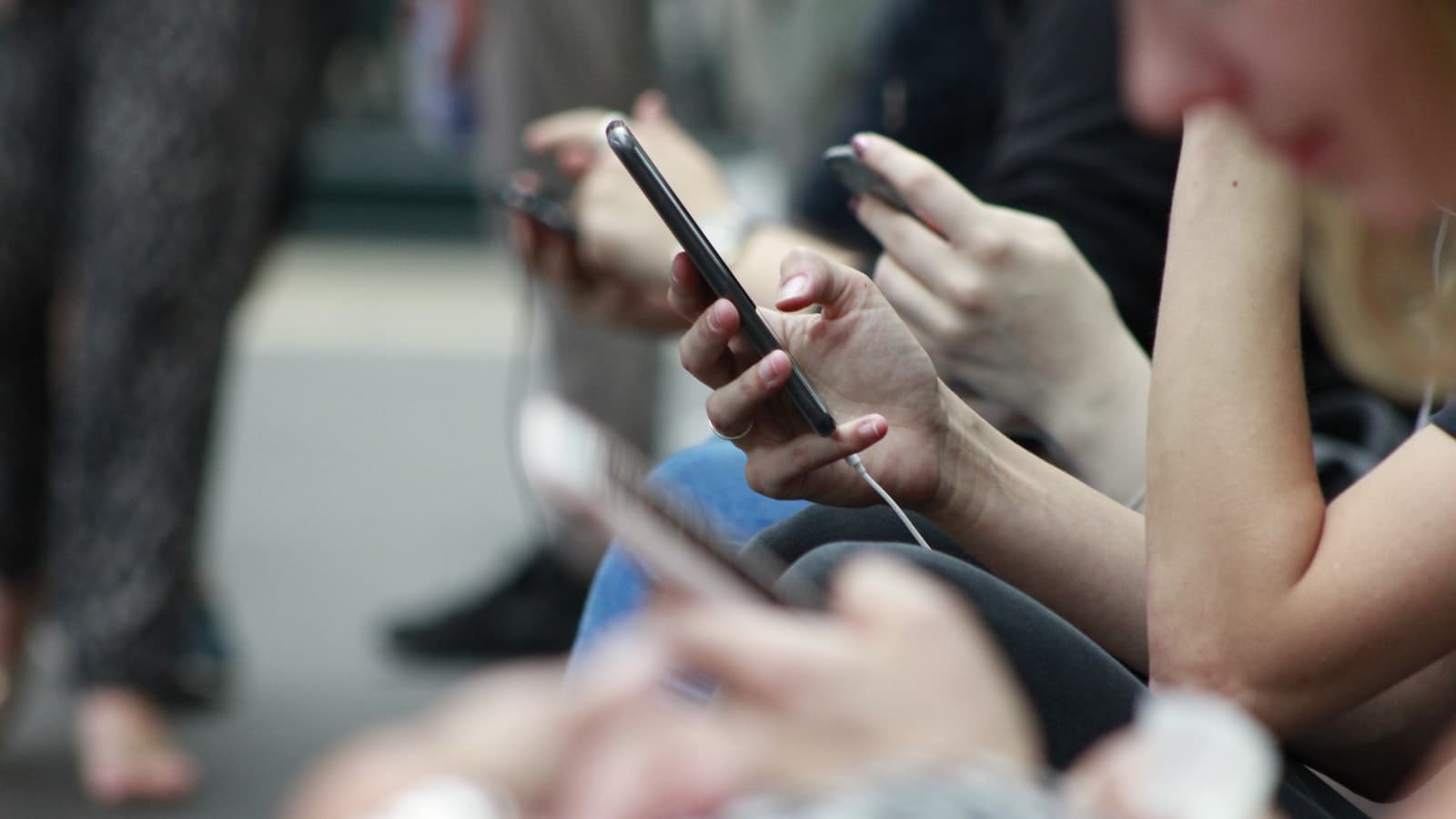 Facebook aplikacija otvorena na ekranu telefona
