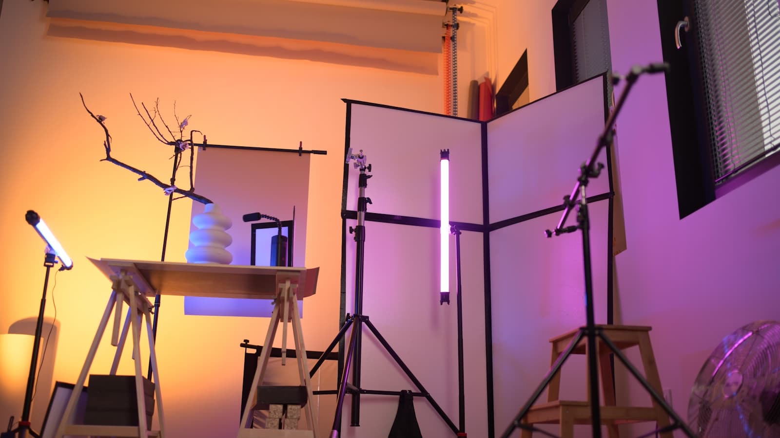 Studio za snimanje sadržaja sa profesionalnom rasvjetom i opremom